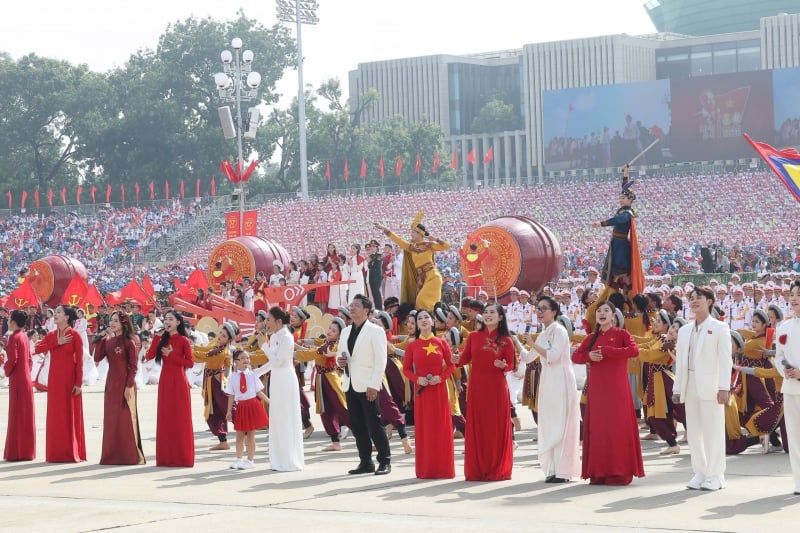 Dr. Artiste émérite Phuong Nga : Chantant fièrement sur la place historique Ba Dinh à l'occasion de la fête nationale du 2 au 0 septembre