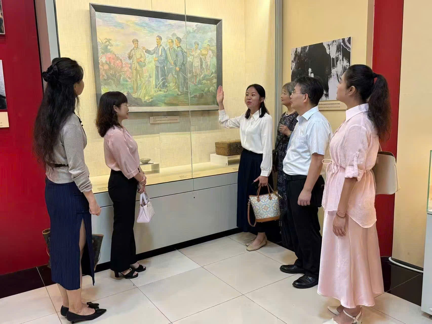 Bạn bè Trung Quốc chia sẻ kỷ niệm và tình cảm nhân dịp 80 năm Quốc khánh Việt Nam