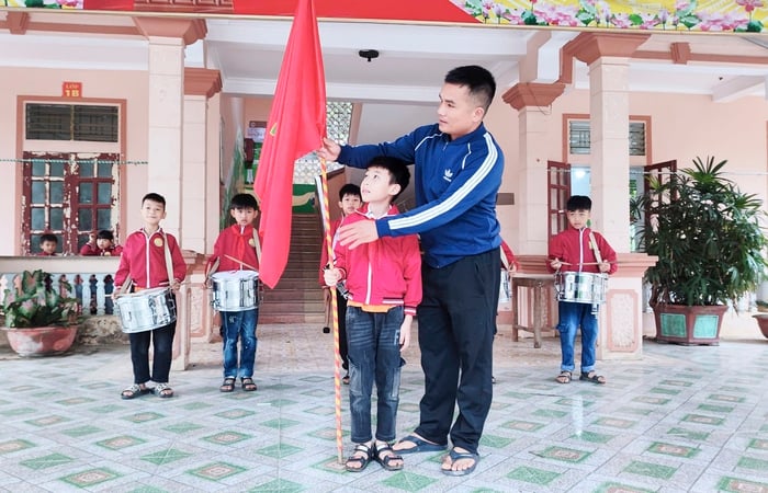 Gieo lòng yêu nước từ lễ chào cờ nơi rẻo cao- Ảnh 1.