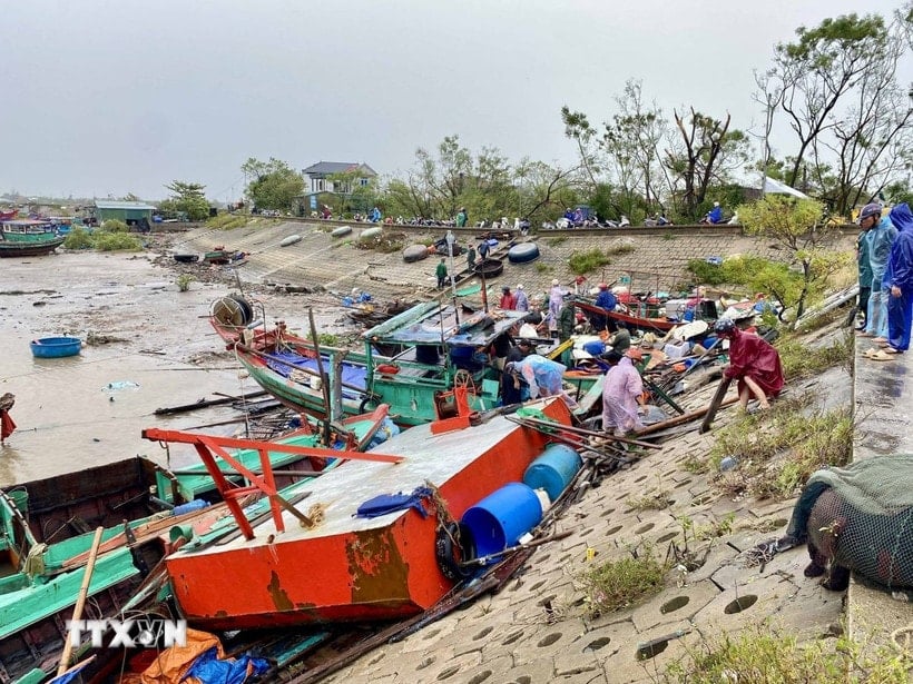 Hàng loạt tàu tại khu neo đậu tránh trú bão thôn Liên Thành bị hư hỏng do ảnh hưởng của bão số 5. (Ảnh: Hữu Quyết/TTXVN)