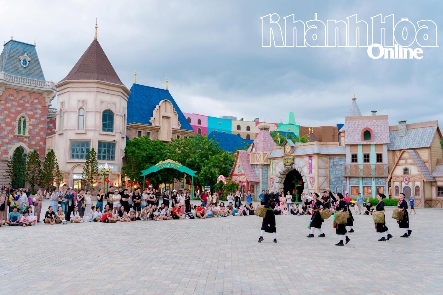 Publikum sieht sich die Show „Duft Vietnams“ bei VinWonders Nha Trang an