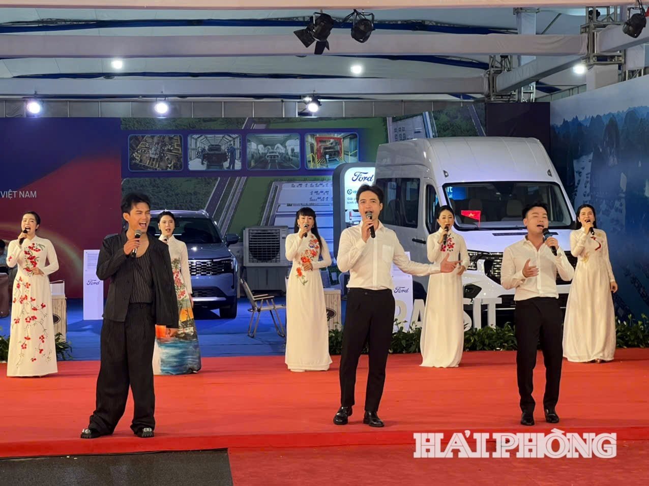 ការ​សម្តែង​ក្រុម​ចម្រៀង​ពោរពេញ​ទៅ​ដោយ​រូបភាព​នៃ​ទីក្រុង Red Flamboyant