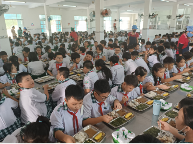 Phụ huynh Lâm Đồng dậy sóng khi trường tiểu học dừng hình thức bán trú - Ảnh 2.
