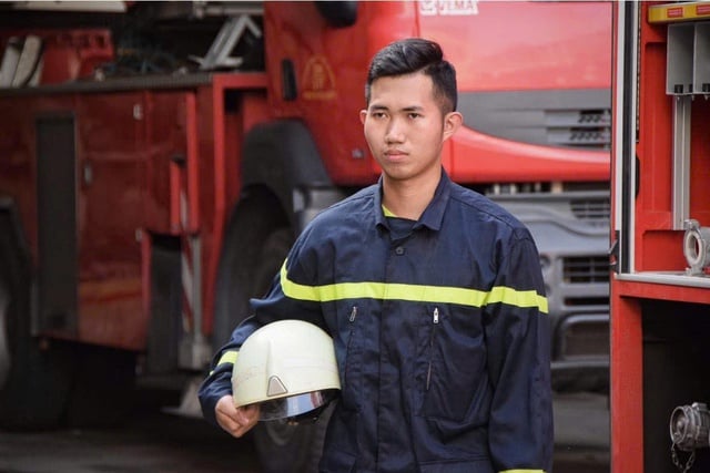 Từ chiến sĩ phòng cháy chữa cháy tới thầy giáo dạy văn ở TP.HCM - Ảnh 1.