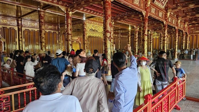 Du khách nườm nượp tham quan Đại nội Huế trong ngày được miễn vé- Ảnh 16.