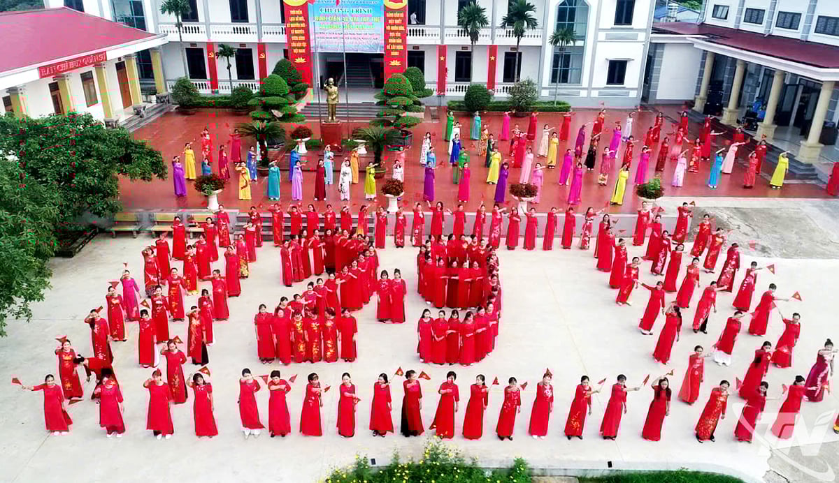 Actuación número 2-9 de los miembros de la asociación de mujeres del barrio de Bach Quang celebrando el Día Nacional.