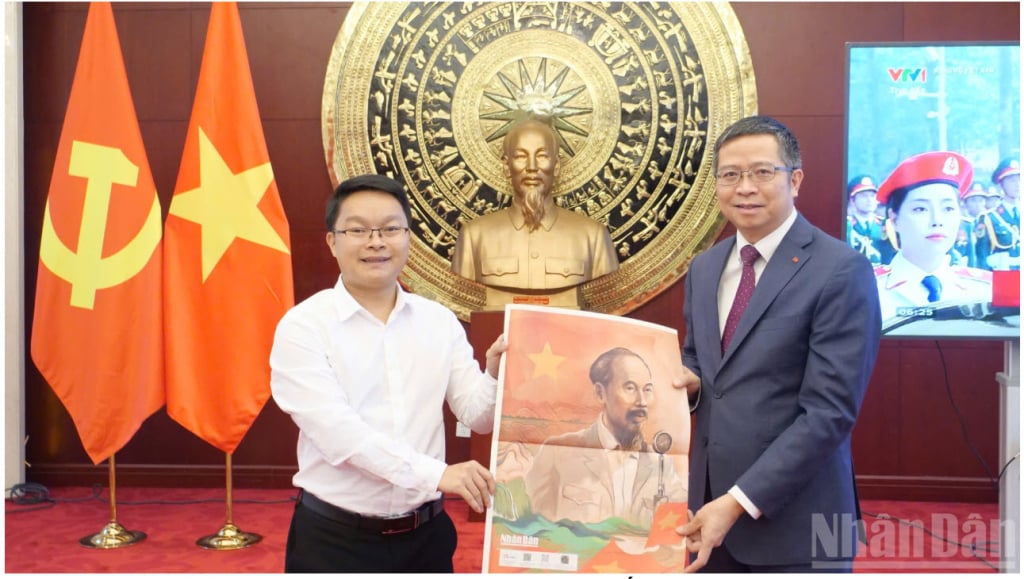តំណាងការិយាល័យប្រជាជនប្រចាំនៅប្រទេសចិន បានធ្វើបទបង្ហាញជូនលោកឯកអគ្គរដ្ឋទូត Pham Thanh Binh។