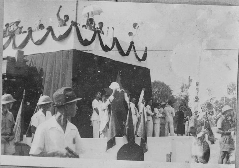 cac-dai-bieu-va-quoc-dan-gio-tay-tuyen-the-nguon-tu-lieu-ttxvn.jpg