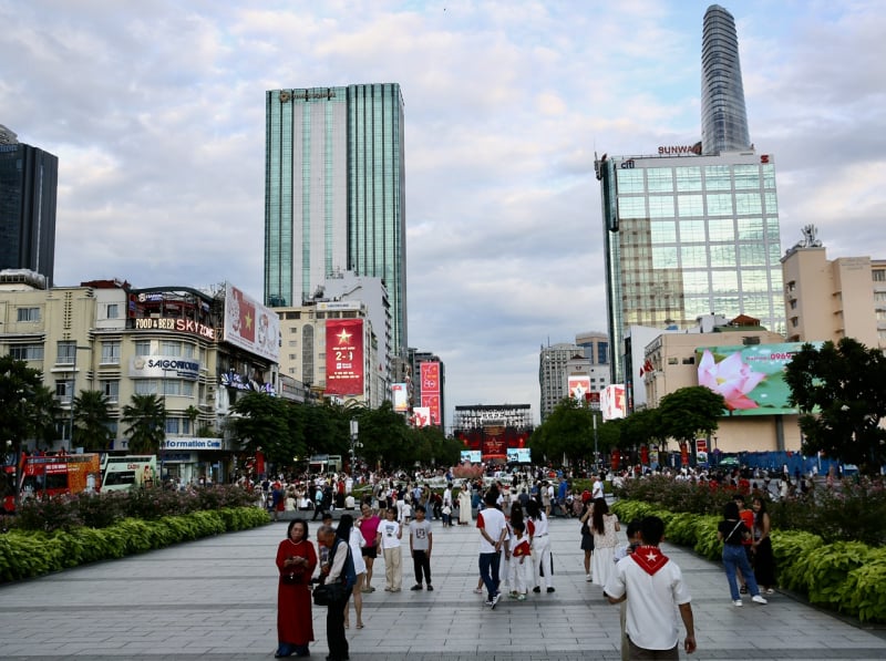 Bustling atmosphere of National Day September 2nd in Ho Chi Minh City before the art program -0