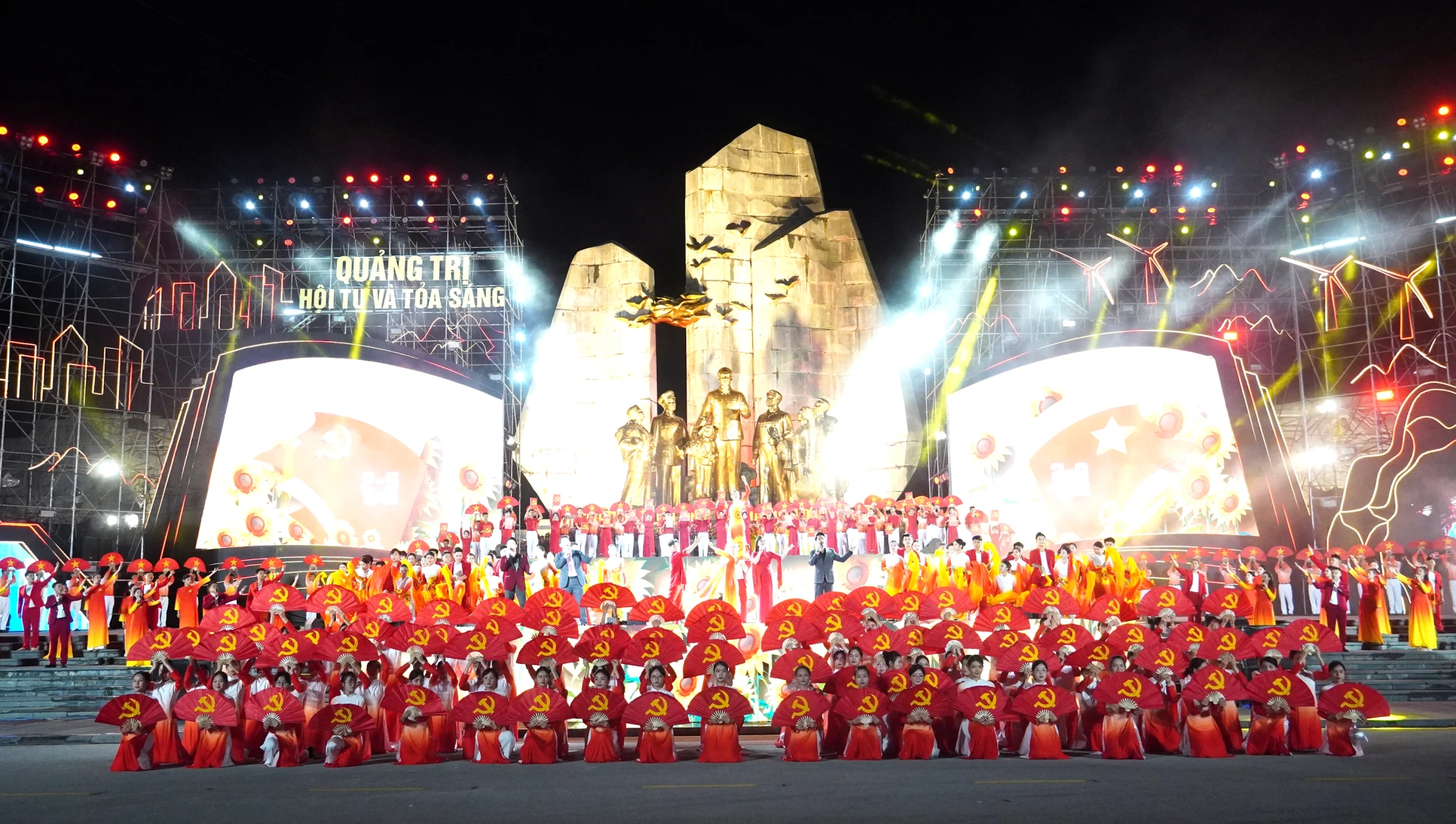 Programul artistic „Quang Tri - Convergență și Strălucire” a fost pus în scenă elaborat și cu atenție, recreând călătoria istorică și reperele îndrăznețe ale țării și patriei Quang Tri - Foto: N.M.