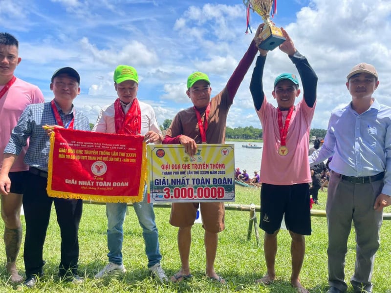 Emocionantes corridas de barco para celebrar o Dia da Independência no Rio Huong -0