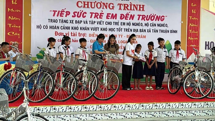 Linh Tý – Bích Trâm cùng các nhà hảo tâm trao 35 xe đạp cho học sinh nghèo tại Đồng Tháp - Ảnh 1.