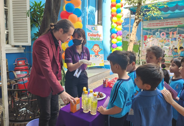 Học sinh trường công học toán, khoa học bằng tiếng Anh - Ảnh 1.