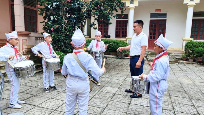 Gieo lòng yêu nước từ lễ chào cờ nơi rẻo cao- Ảnh 3.
