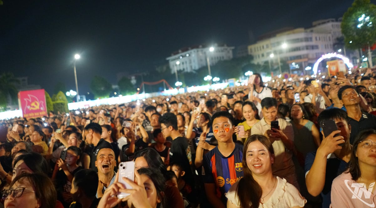 Người dân hào hứng trước giờ diễn ra chương trình.