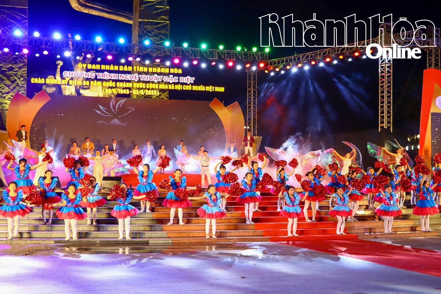Tiết mục biểu diễn của các em thiếu nhi ở đầu cầu Quảng trường 16 tháng 4. Ảnh: Anh Tuấn.