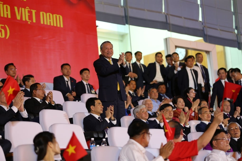 Dàn diễn viên Mưa đỏ và 20000 khán giả hát bùng nổ sân Mỹ Đình - 1