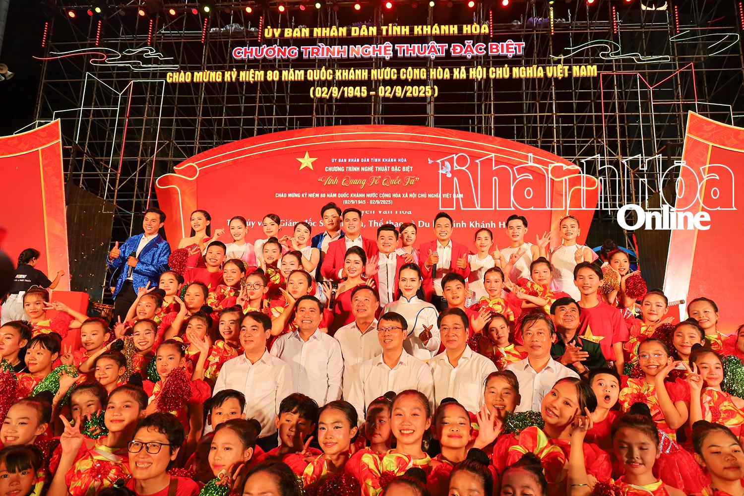 Các đồng chí lãnh đạo tỉnh chụp hình lưu niệm với nghệ sĩ thực hiện chương trình.