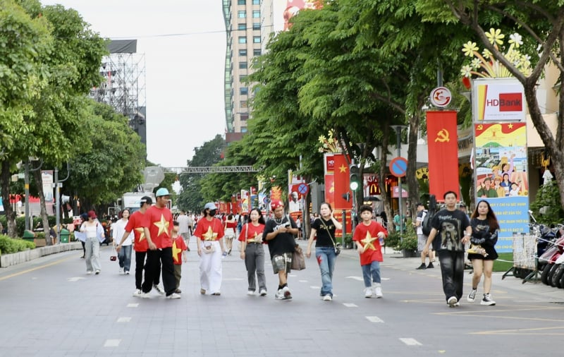 Bustling atmosphere of National Day September 2nd in Ho Chi Minh City before the art program -0
