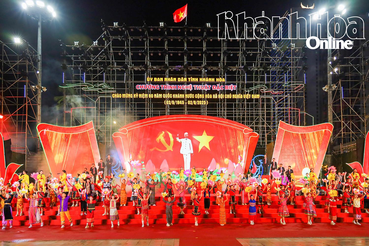Chương trình nghệ thuật Vinh quang Tổ quốc ta mang đến không khí sôi động và ý nghĩa trong ngày Quốc khánh của đất nước.