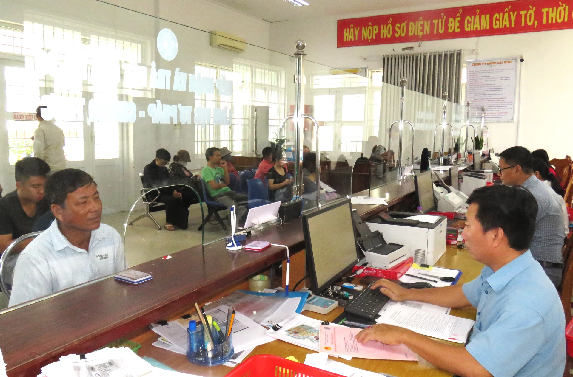 ប្រជាពលរដ្ឋអនុវត្តនីតិវិធីរដ្ឋបាលនៅមជ្ឈមណ្ឌលសេវារដ្ឋបាលសាធារណៈឃុំវ៉ាន់និញ។