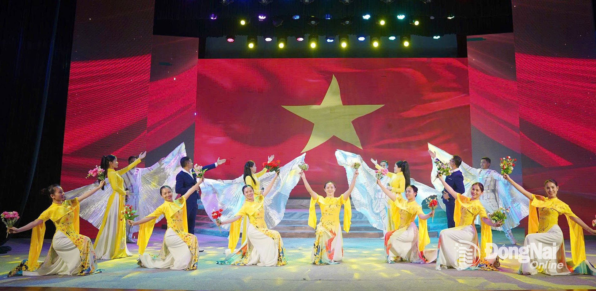 Một tiết mục văn nghệ được tập dợt, chuẩn bị công diễn trong cầu truyền hình trực tiếp tối 2-9 diễn ra tại phường Tân Triều. Ảnh: My Ny
