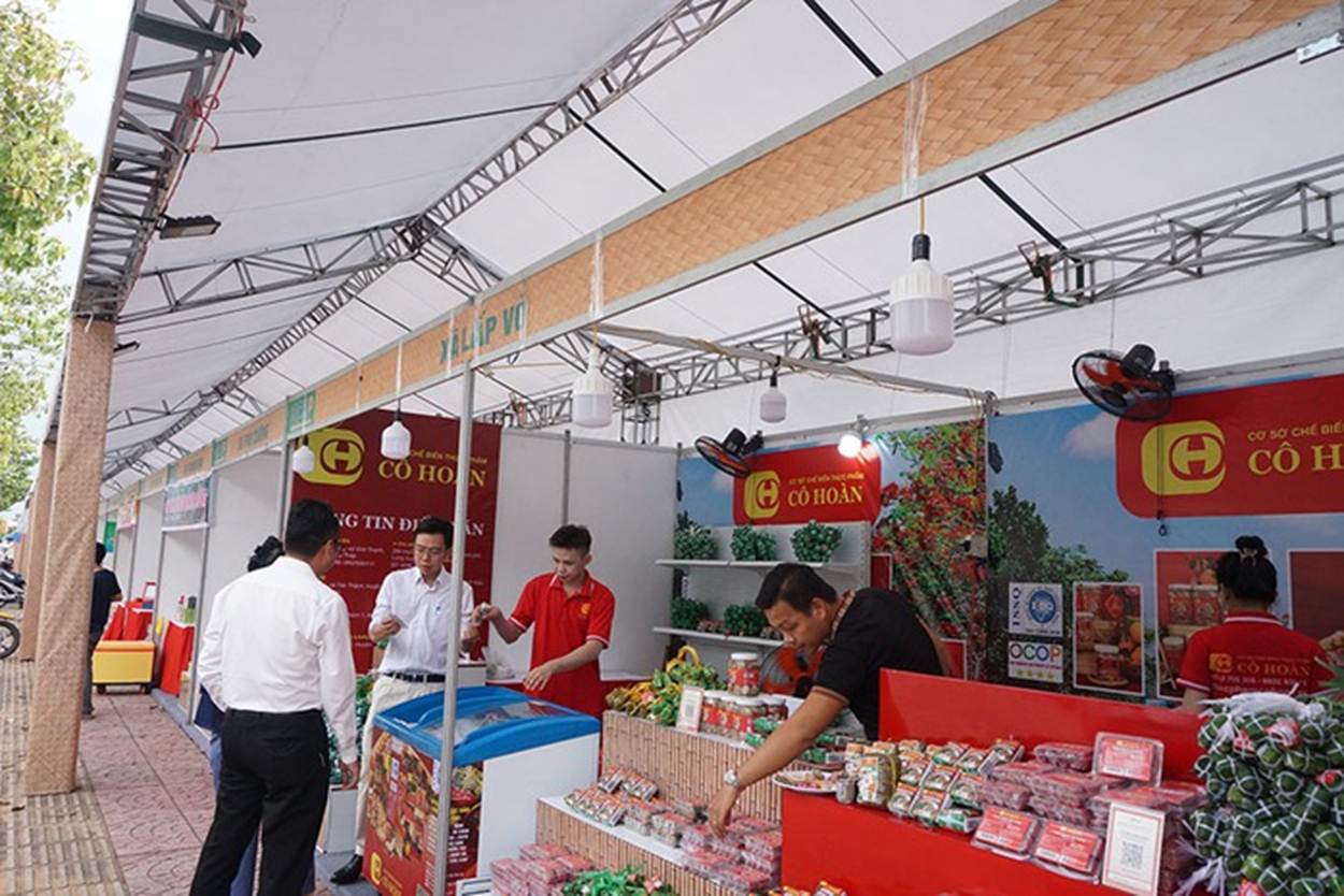 
Khách tham quan và mua sắm tại gian hàng OCOP của tỉnh Đồng Tháp
