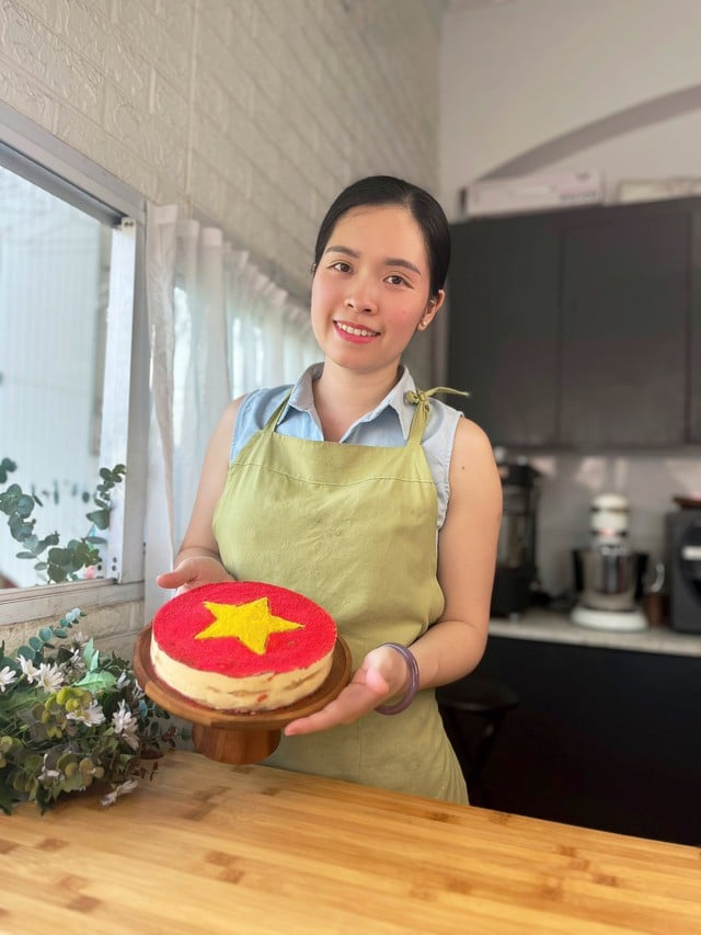 Con dâu xúc động kể về chiếc bánh Tiramisu màu cờ Tổ quốc tự tay làm tặng bố chồng - Ảnh 1.