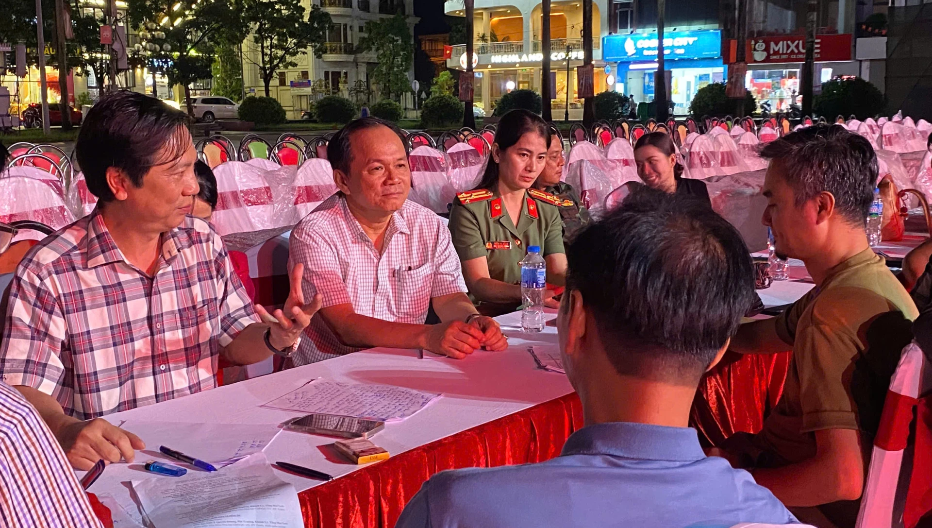 Membrul Comitetului Permanent al Partidului Provincial, vicepreședintele permanent al Comitetului Popular Provincial, Hoang Nam, și delegații au discutat și au comentat programul la punctul de trecere al Pieței Centrului Cultural-Cinematografic Provincial, secția Nam Dong Ha - Foto: M.TR