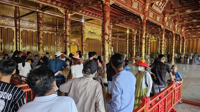 Du khách nườm nượp tham quan Đại nội Huế trong ngày được miễn vé- Ảnh 17.