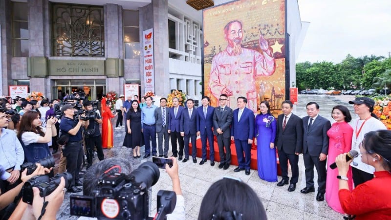 បន្ថែមពីលើការធ្វើឱ្យមានការចាប់អារម្មណ៍យ៉ាងខ្លាំងចំពោះសាធារណជនជាមួយនឹងគំនូរខ្មុកខ្នាតធំដ៏ឧឡារិក ការតាំងពិពណ៌គំនូរខ្មុក 