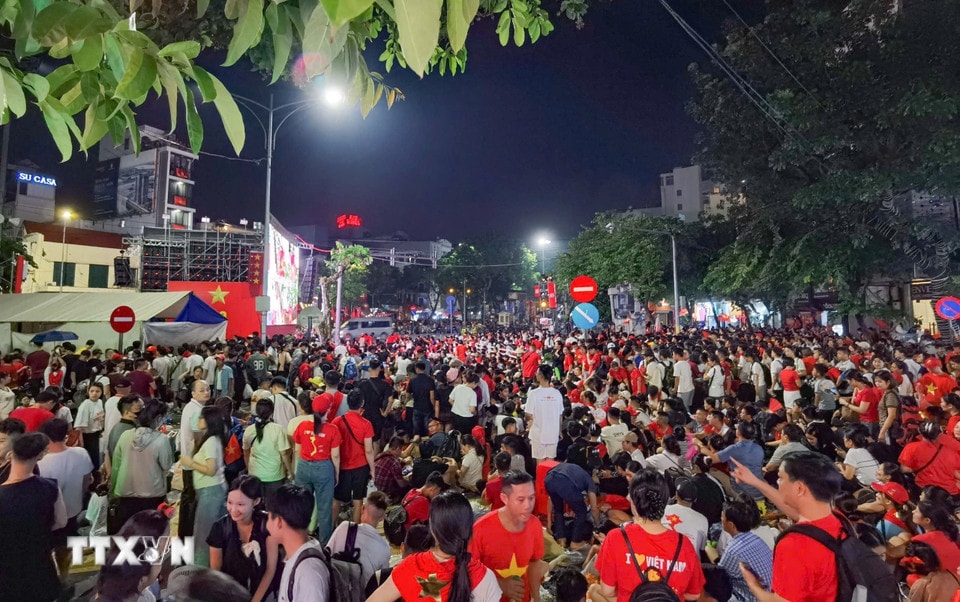 នៅ​តំបន់ Cua Nam ប្រជាជន​ត្រូវ​បាន​ហ៊ុំព័ទ្ធ​ដោយ​ទង់ជាតិ​ក្រហម និង​ផ្កាយ​ពណ៌​លឿង រង់ចាំ​ពេល​នៃ​ការ​ដង្ហែ​ក្បួន​ដើម្បី​អបអរ​ខួប​លើក​ទី 80 នៃ​ទិវា​ជាតិ។ (រូបថត៖ Thanh Tung/VNA)