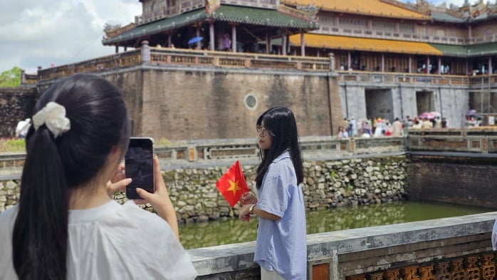 Du khách nườm nượp tham quan Đại nội Huế trong ngày được miễn vé- Ảnh 7.