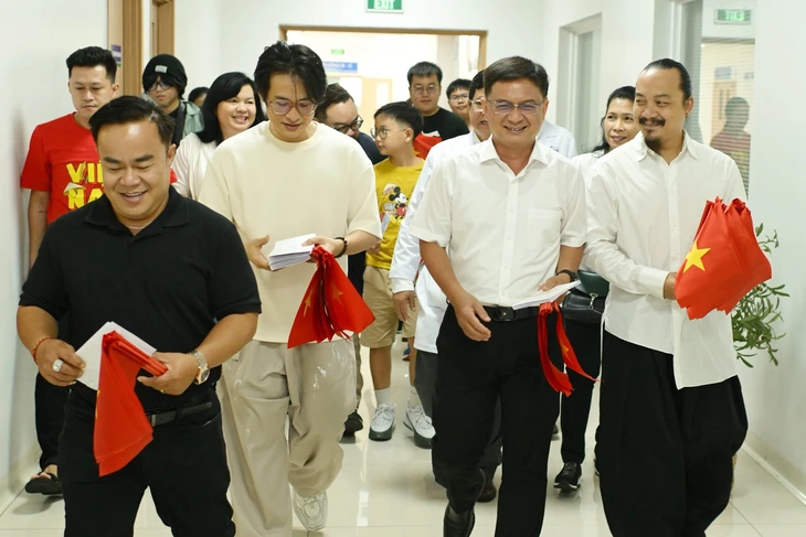 Lãnh đạo TP.HCM và Hà Anh Tuấn thăm Bệnh viện Ung bướu nhân Ngày Quốc khánh 2-9 - Ảnh 1.
