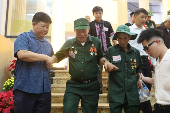 Người dân Thủ đô nô nức xem diễu binh, diễu hành qua màn hình lớn- Ảnh 4.