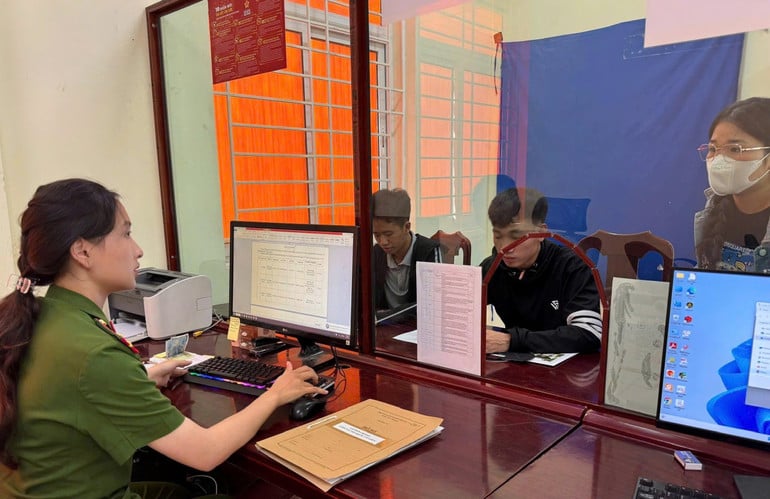 can-bo-cong-an-xa-huu-lung-tiep-nhan-huong-dan-cac-thu-tuc-hanh-chinh-cho-nguoi-dan-tren-dia-ban.jpg