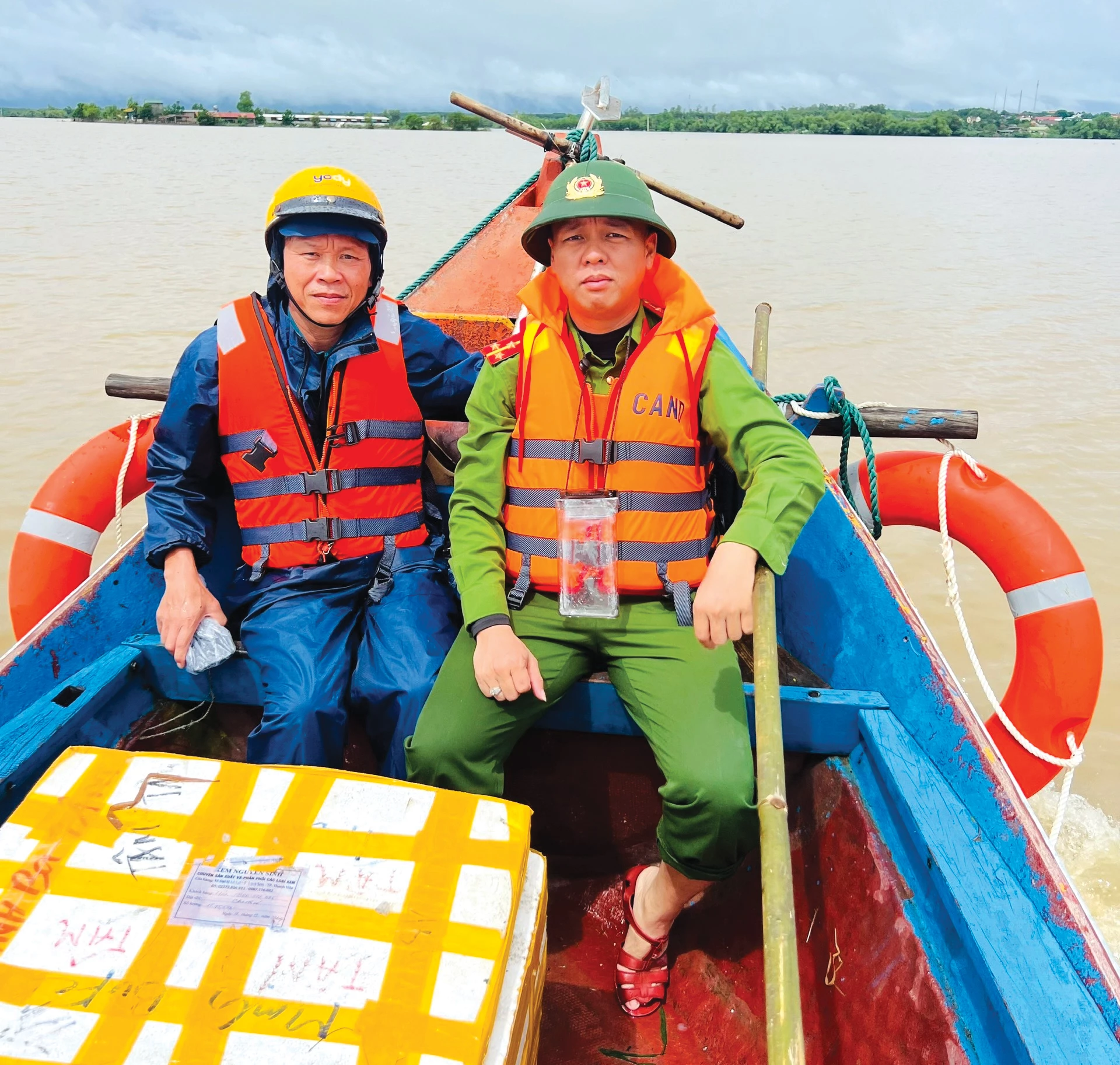 พันตรีหว่างหง็อกมินห์ ลงพื้นที่น้ำท่วมโดยตรงเพื่อแจกจ่ายอาหารให้ประชาชนในตำบลหวิงห์ลัม จังหวัดหวิงห์ลอง (เก่า) ในปี 2567 - ภาพโดย: L.T