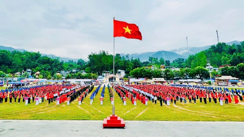 មនុស្ស​ជាង​២.០០០​នាក់​បាន​ចូល​រួម​ក្នុង​ពិធី​លើក​ទង់​ជាតិ និង​ច្រៀង​ភ្លេង​ជាតិ​ក្នុង​ពិធី​បុណ្យ​ឯករាជ្យ​ជាតិ​នៅ​ឃុំ​ថាន់អ៊ុយិន។