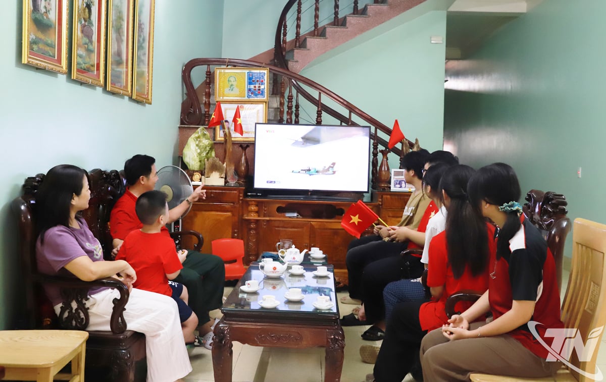 ក្រុមគ្រួសារលោក ដួង ង៉ុកខាំង បានទស្សនាក្បួនដង្ហែរអបអរសាទរខួបលើកទី ៨០ នៃទិវាបុណ្យជាតិ ថ្ងៃទី ២ ខែកញ្ញា ជាមេរៀនប្រវត្តិសាស្ត្រដ៏រស់រវើកសម្រាប់យុវជនជំនាន់ក្រោយ។