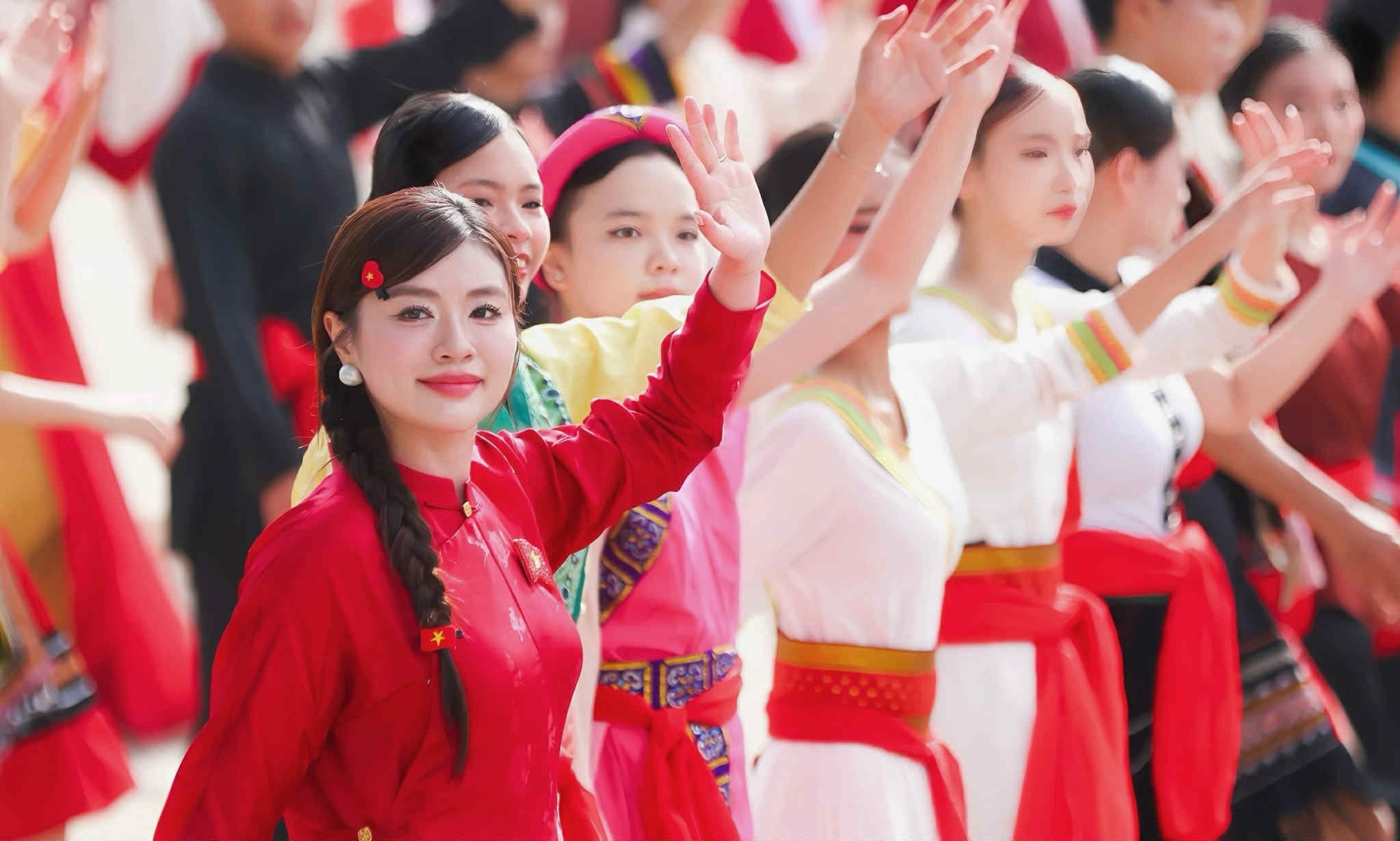 Mỹ Tâm, Trang Pháp, Hòa Minzy đọ sắc với áo dài mừng ngày Quốc khánh - 7