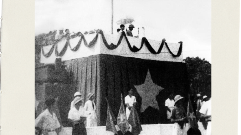 Il presidente Ho Chi Minh legge la Dichiarazione di Indipendenza la mattina del 2 settembre 1945. (Foto: VNA)
