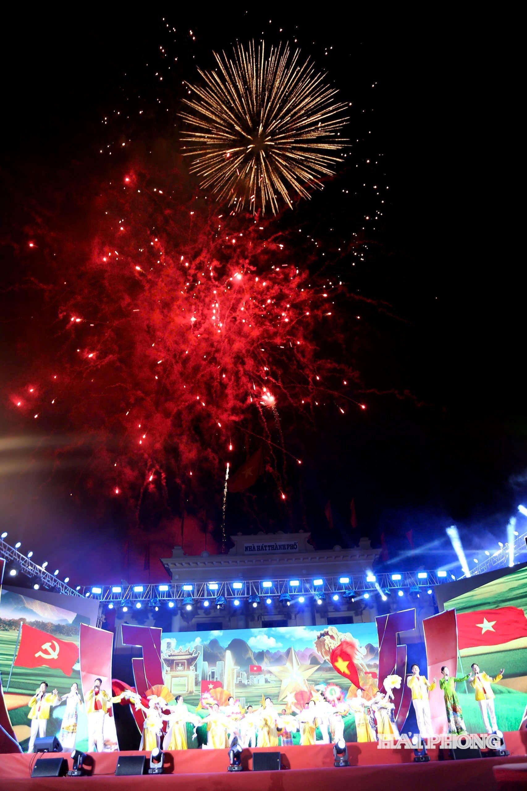 Zum Abschluss des Kunstprogramms auf dem Stadttheaterplatz erstrahlte ein Feuerwerk am Himmel. Foto: DO HIEN