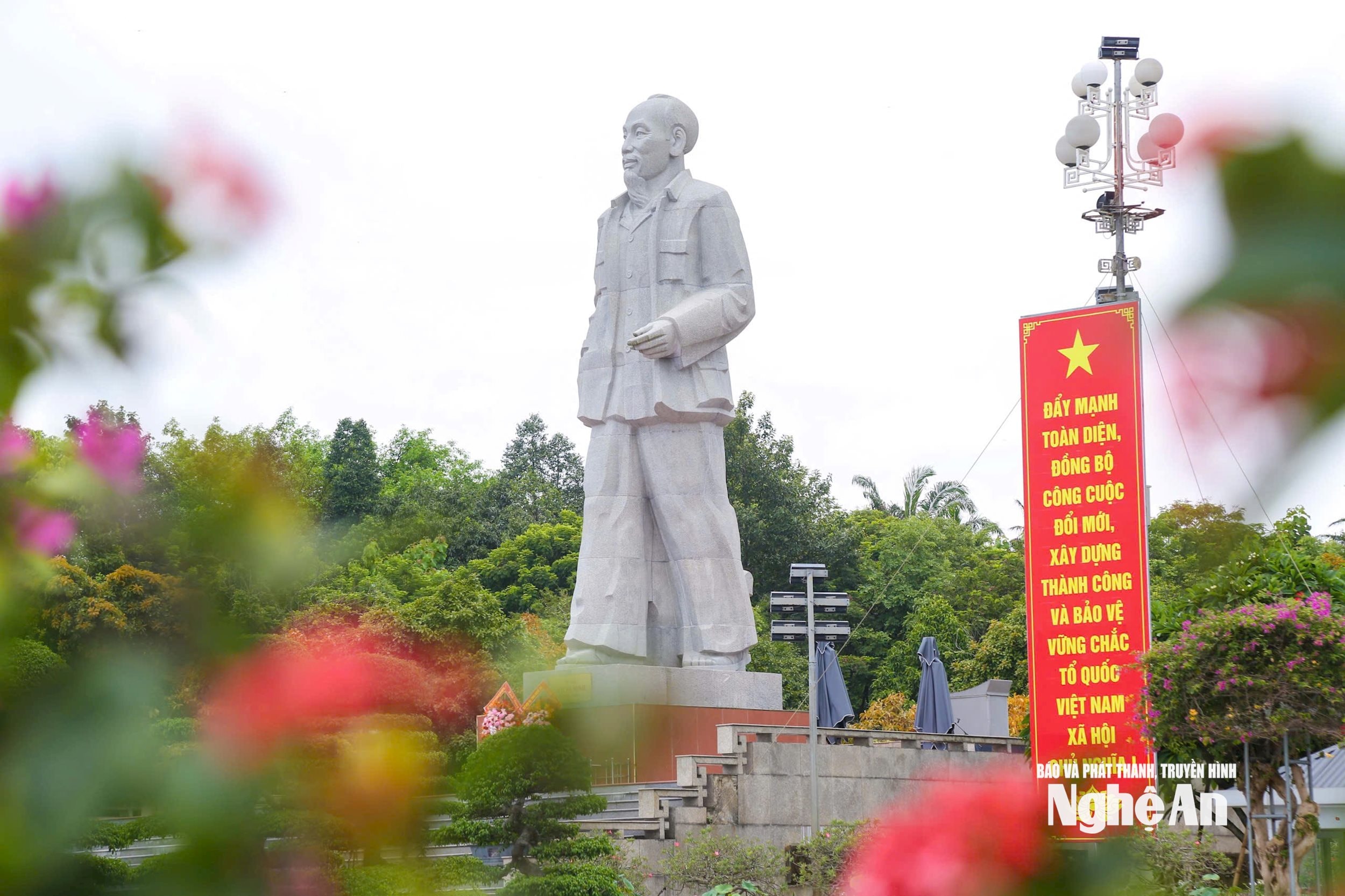 bendera cemerlang Hari Kemerdekaan Dinh Tuyen7
