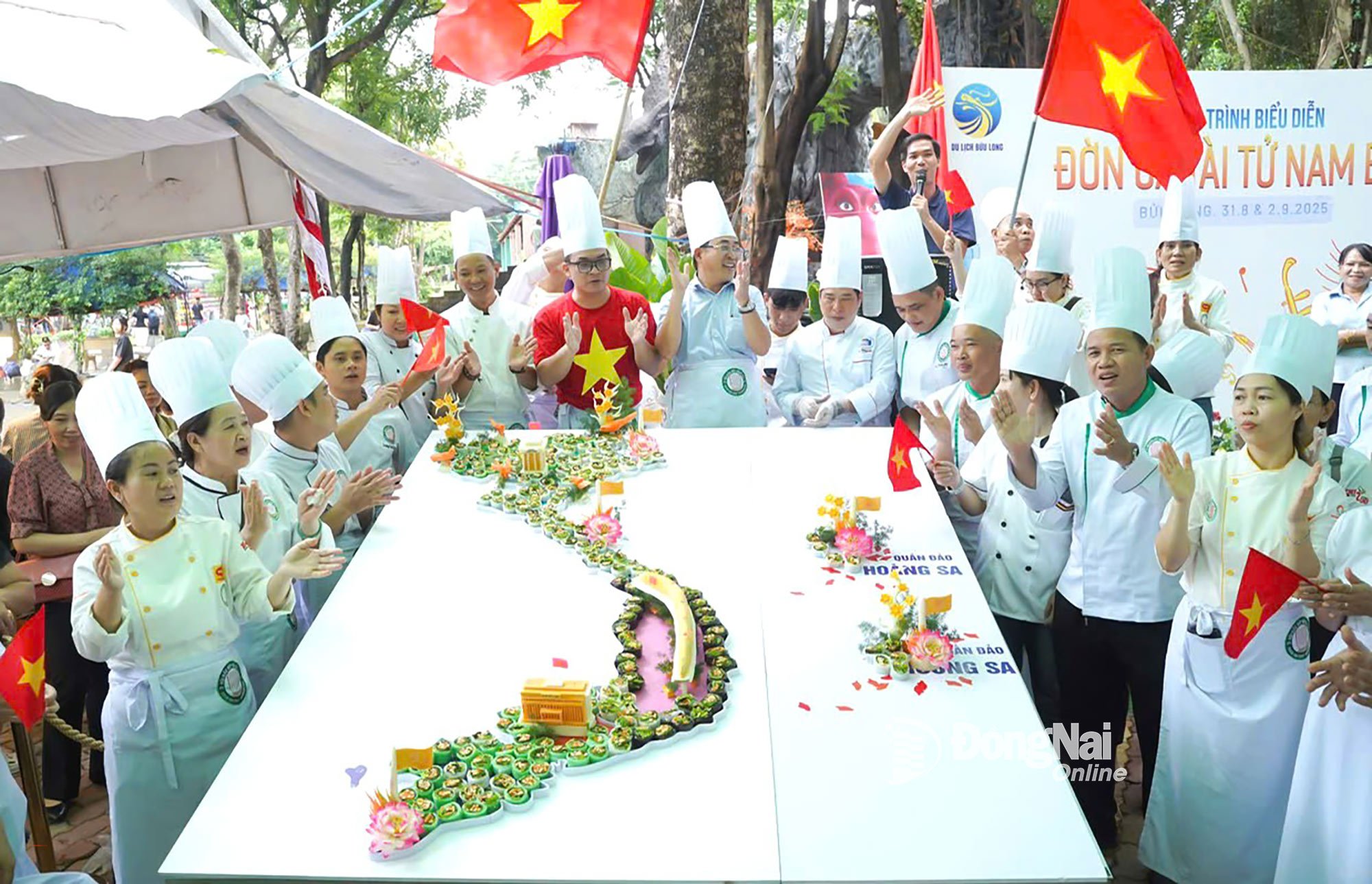 Para koki menyusun lumpia menjadi bentuk peta Vietnam. Foto: N.T 