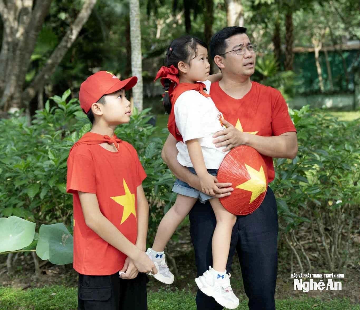 Herr Pham Dinh Thuong und seine Kinder besuchen seine Heimatstadt (1).jpg