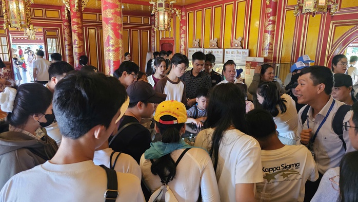 Du khách nườm nượp tham quan Đại nội Huế trong ngày được miễn vé- Ảnh 4.