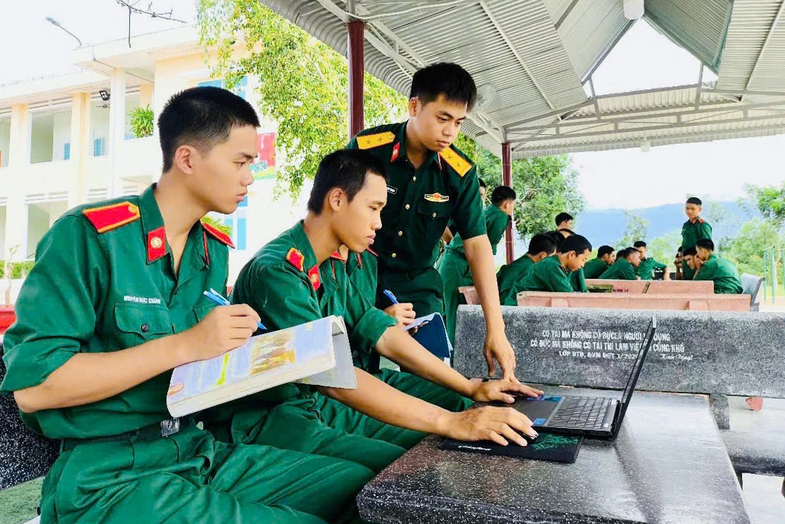 សម្ព័ន្ធយុវជនកងវរសេនាតូចលេខ៣០ រៀបចំវគ្គទំនាក់ទំនងភាសាអង់គ្លេសក្រៅម៉ោង។