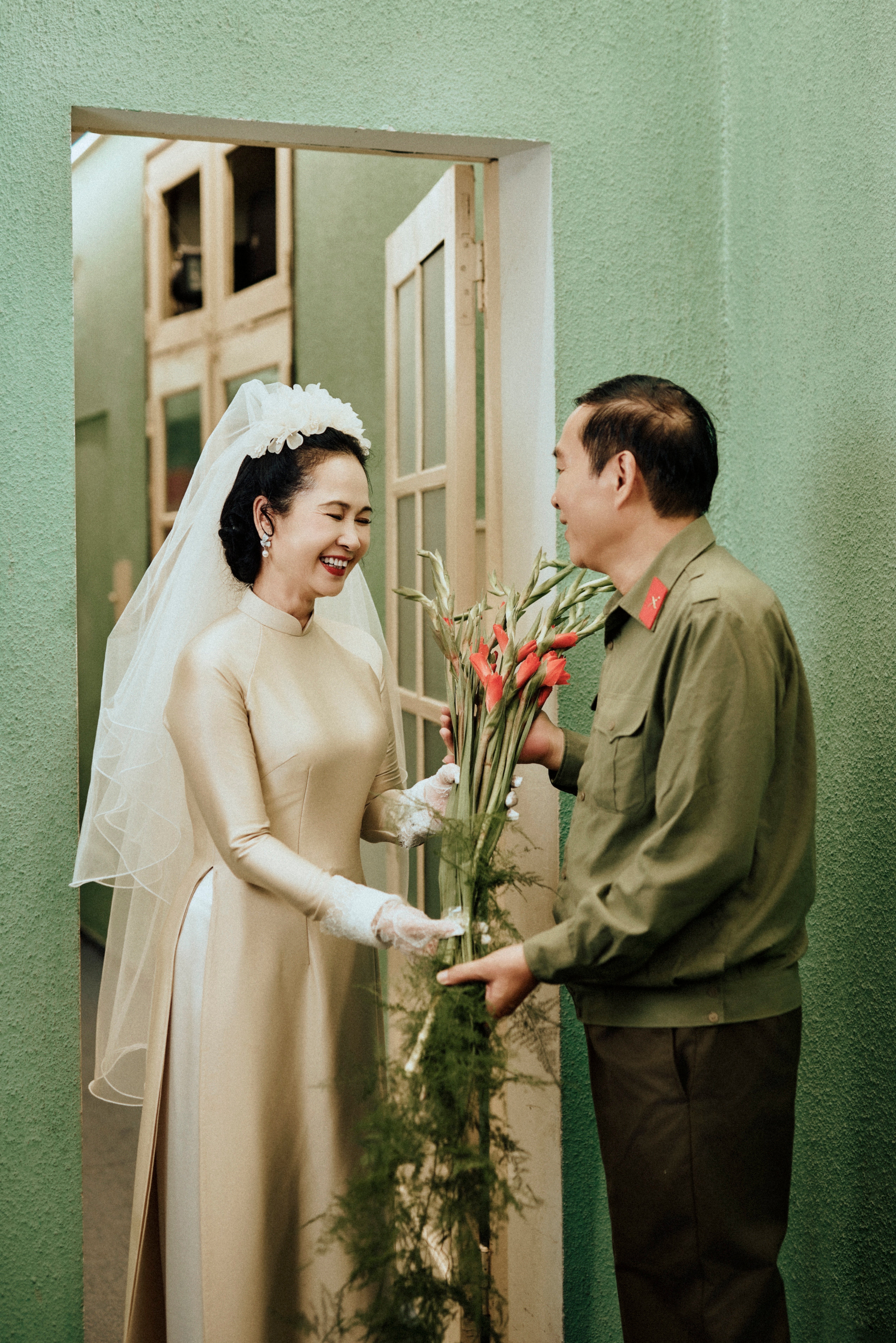 NSND Lan Hương xúc động tái hiện ảnh cưới: Anh Kỷ tự tay bó hoa cho tôi - 6