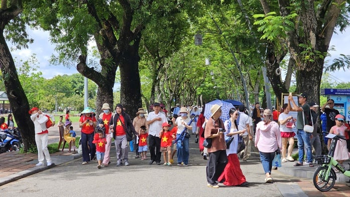 Du khách nườm nượp tham quan Đại nội Huế trong ngày được miễn vé- Ảnh 2.