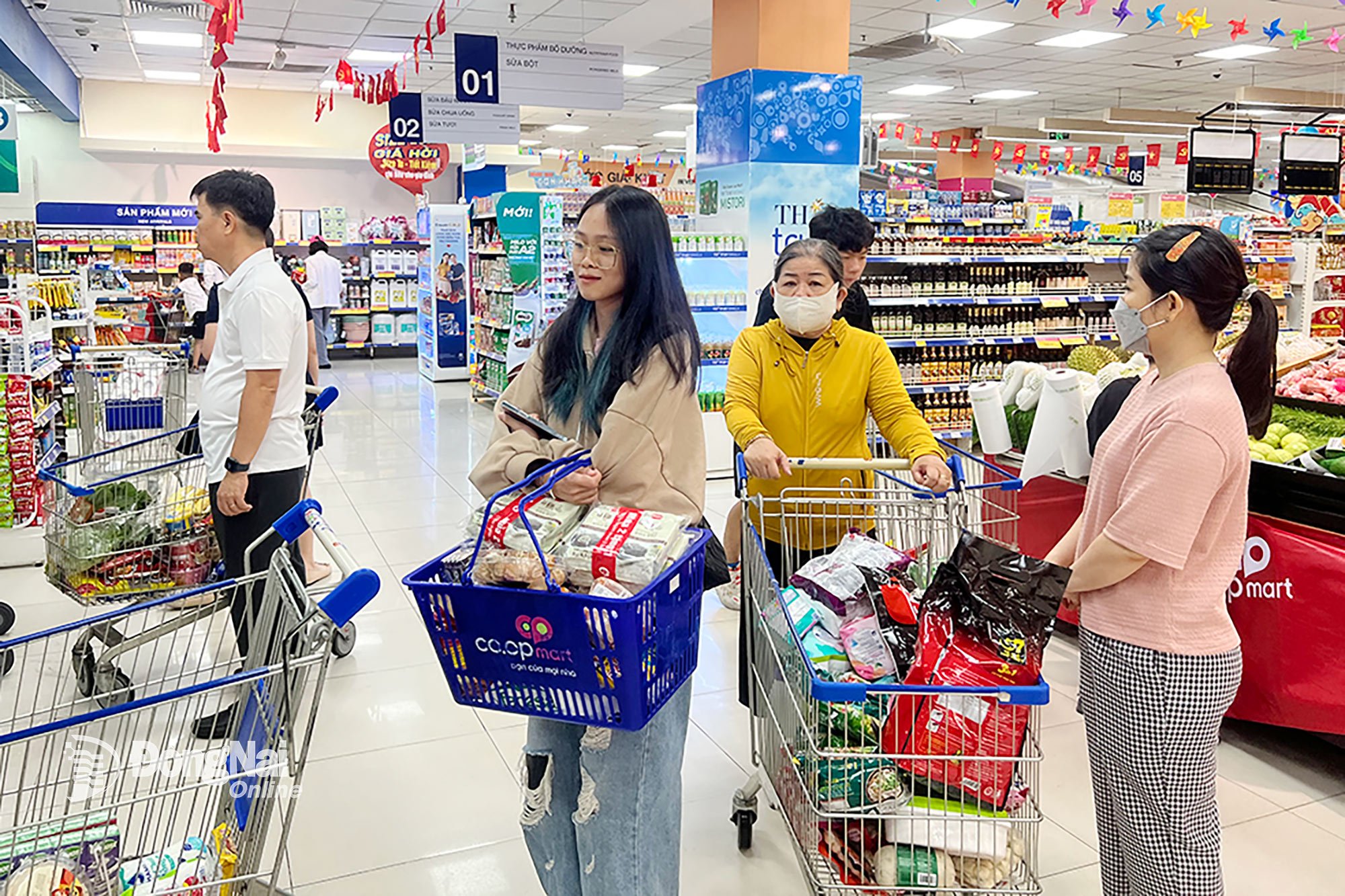 El volumen de compras en el supermercado Co.opmart Bien Hoa durante el feriado del 2 de septiembre aumentó un 6 % en comparación con el mismo período del año anterior. Foto: Hai Quan 